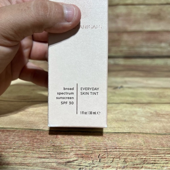 True Botanical Broad Spectrum Sunscreen - Picture 2 of 6